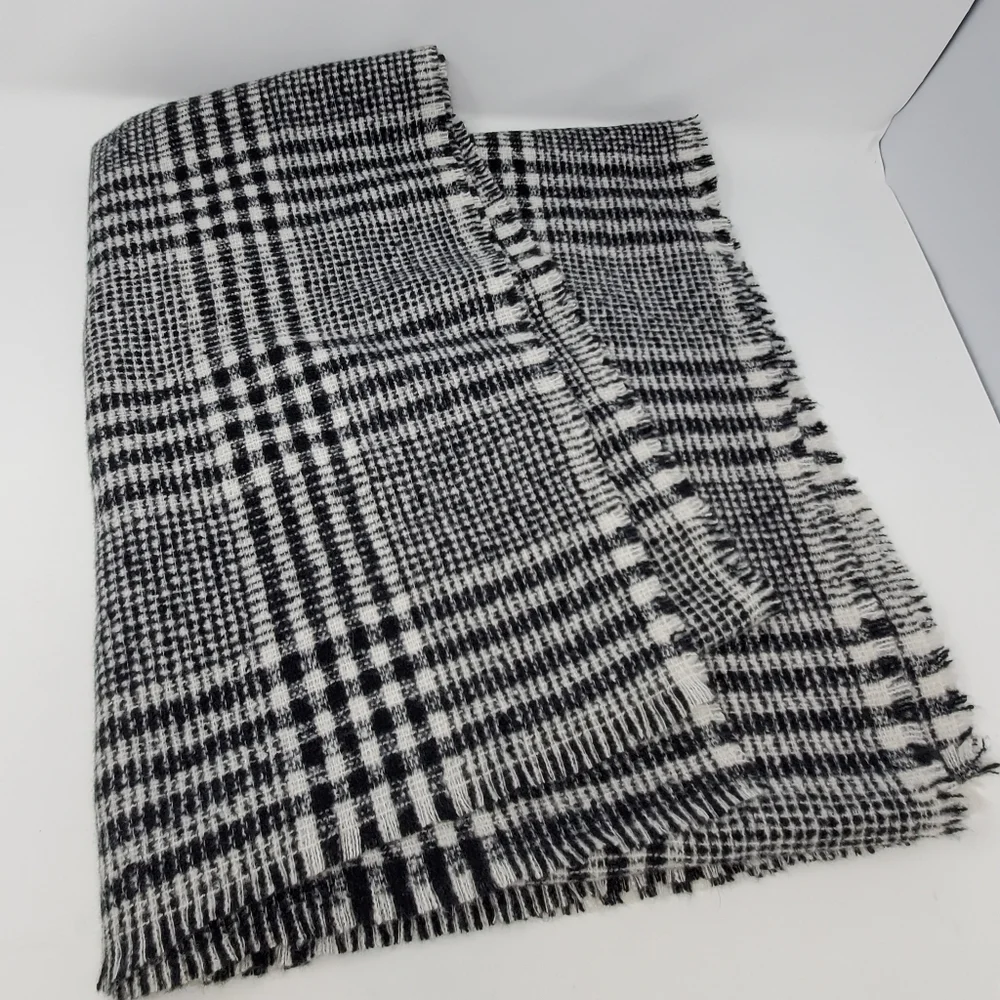 NWT OLD NAVY OVERSIZE BLANKET SCARF SHAWL WRAP BLACK & WHITE PLAID WOMEN OS